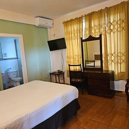 Palm Bay Guest House & Restaurant Teluk Montego Bagian luar foto