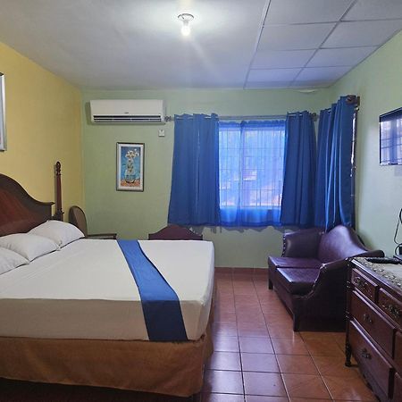 Palm Bay Guest House & Restaurant Teluk Montego Bagian luar foto