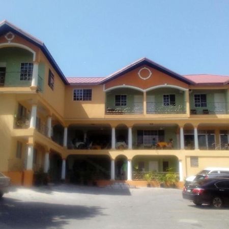 Palm Bay Guest House & Restaurant Teluk Montego Bagian luar foto