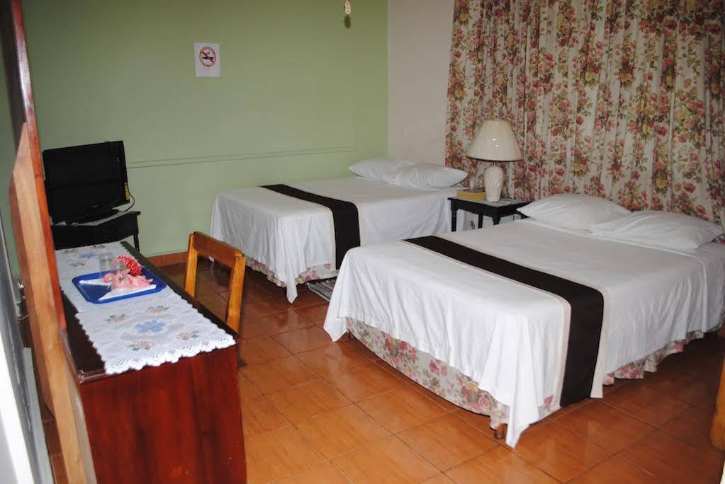 Palm Bay Guest House & Restaurant Teluk Montego Bagian luar foto