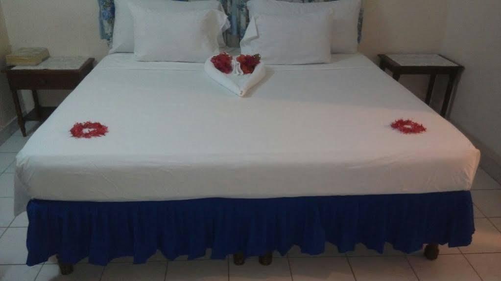 Palm Bay Guest House & Restaurant Teluk Montego Bagian luar foto
