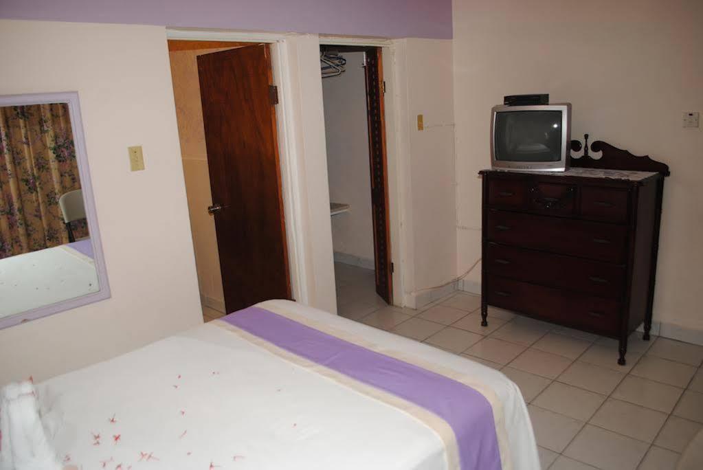 Palm Bay Guest House & Restaurant Teluk Montego Bagian luar foto