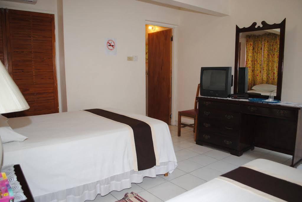 Palm Bay Guest House & Restaurant Teluk Montego Bagian luar foto