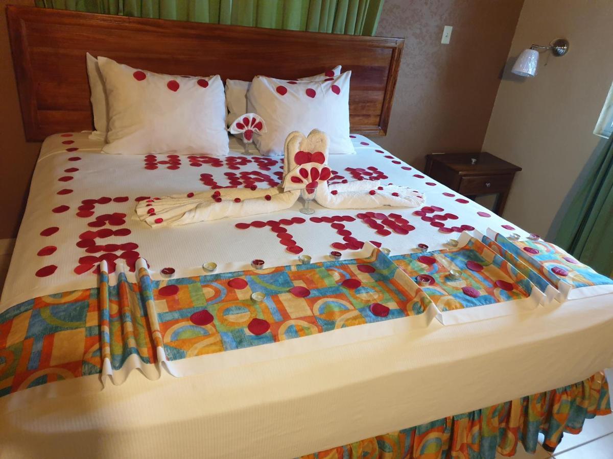 Palm Bay Guest House & Restaurant Teluk Montego Bagian luar foto