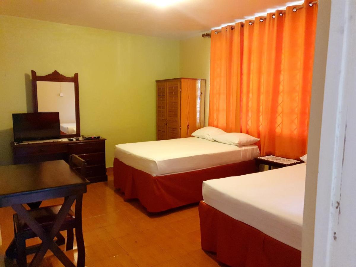 Palm Bay Guest House & Restaurant Teluk Montego Bagian luar foto