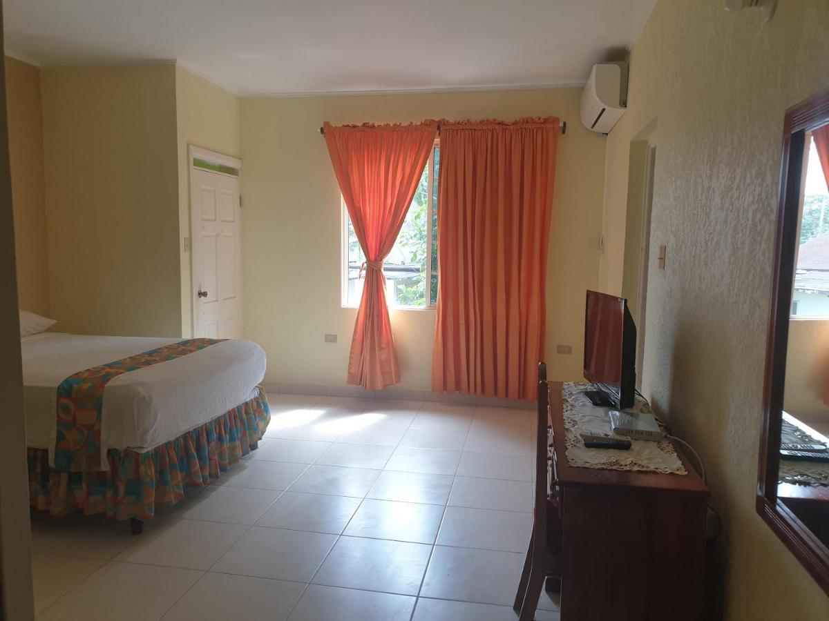 Palm Bay Guest House & Restaurant Teluk Montego Bagian luar foto