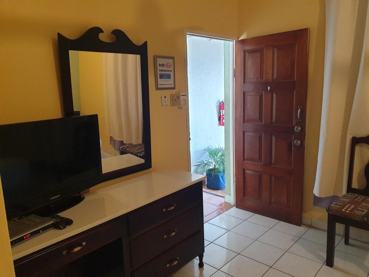 Palm Bay Guest House & Restaurant Teluk Montego Bagian luar foto