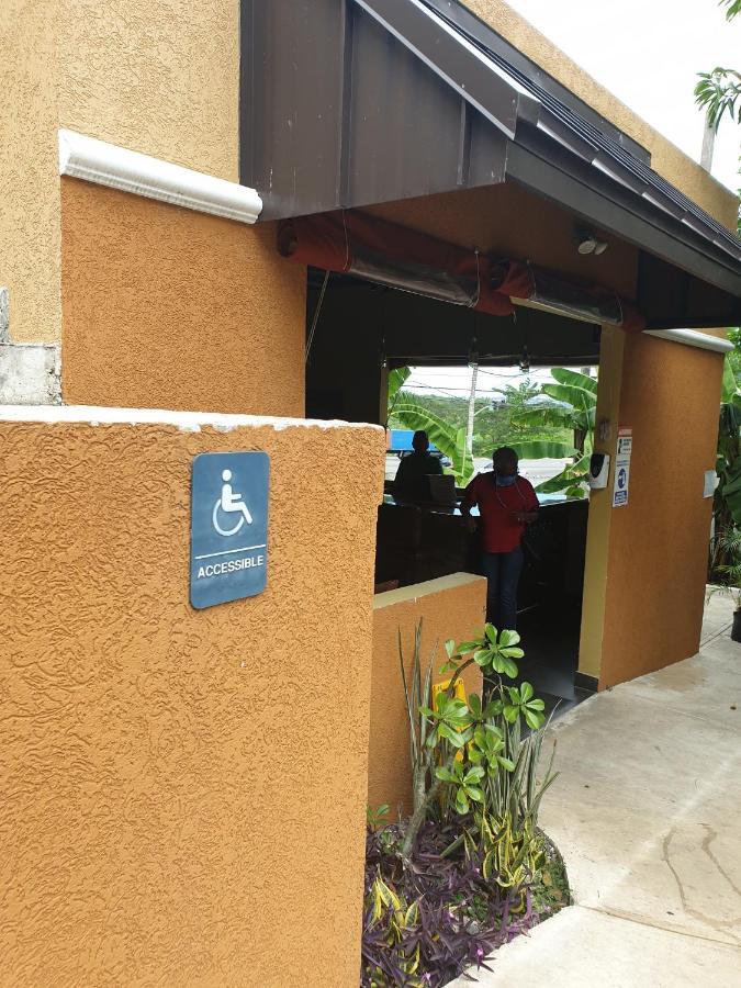 Palm Bay Guest House & Restaurant Teluk Montego Bagian luar foto
