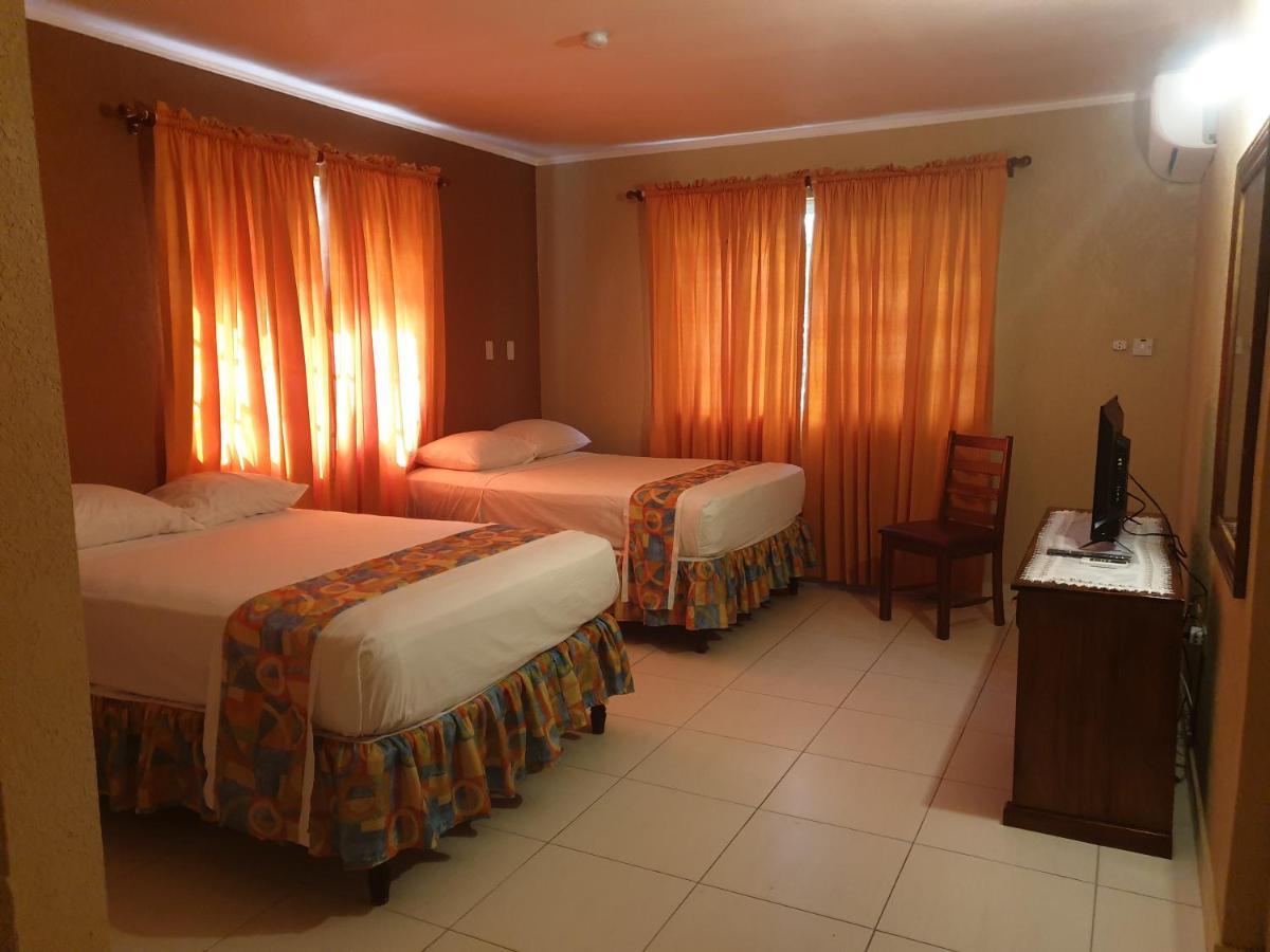 Palm Bay Guest House & Restaurant Teluk Montego Bagian luar foto