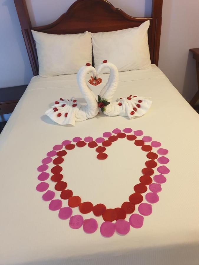 Palm Bay Guest House & Restaurant Teluk Montego Bagian luar foto