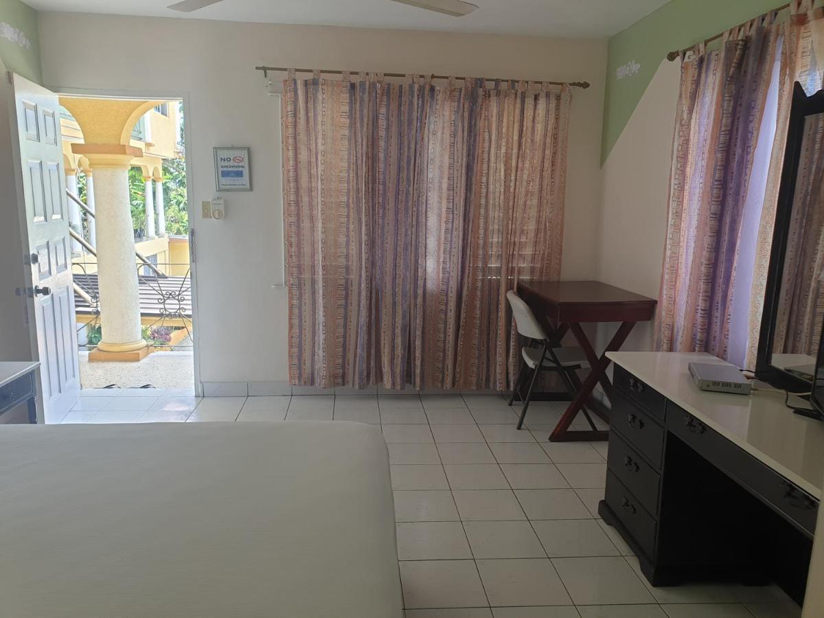 Palm Bay Guest House & Restaurant Teluk Montego Bagian luar foto