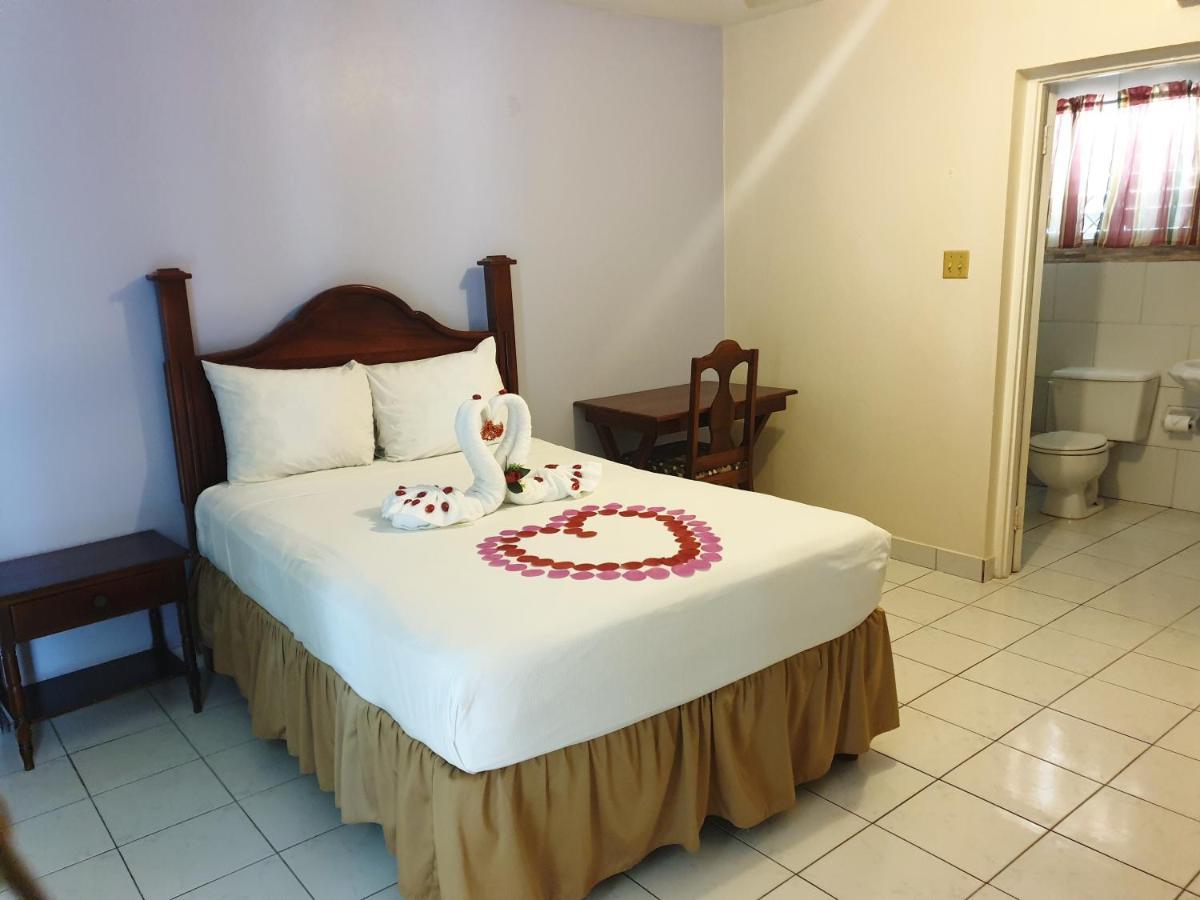 Palm Bay Guest House & Restaurant Teluk Montego Bagian luar foto