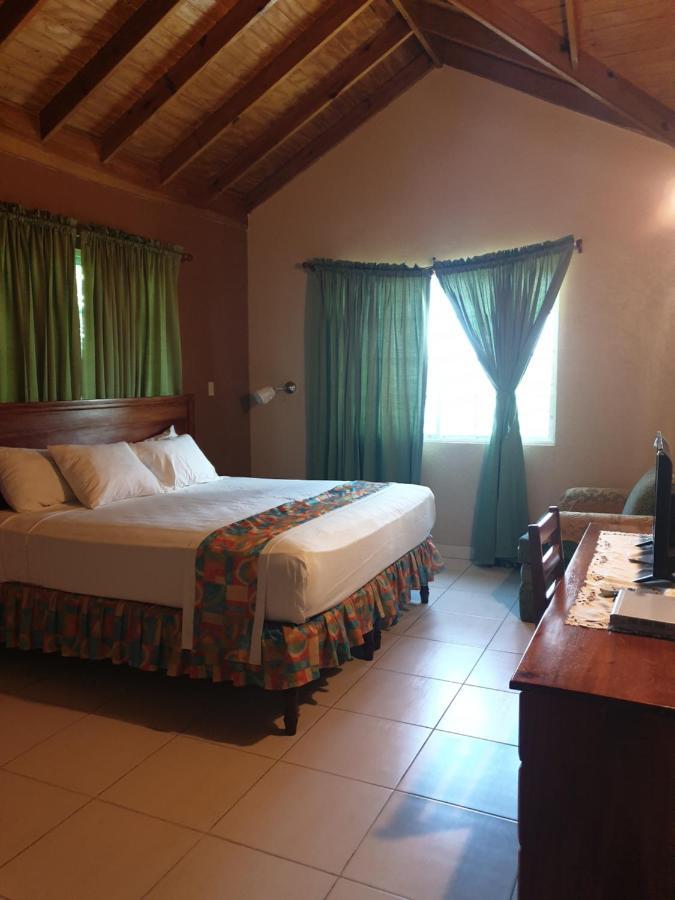 Palm Bay Guest House & Restaurant Teluk Montego Bagian luar foto
