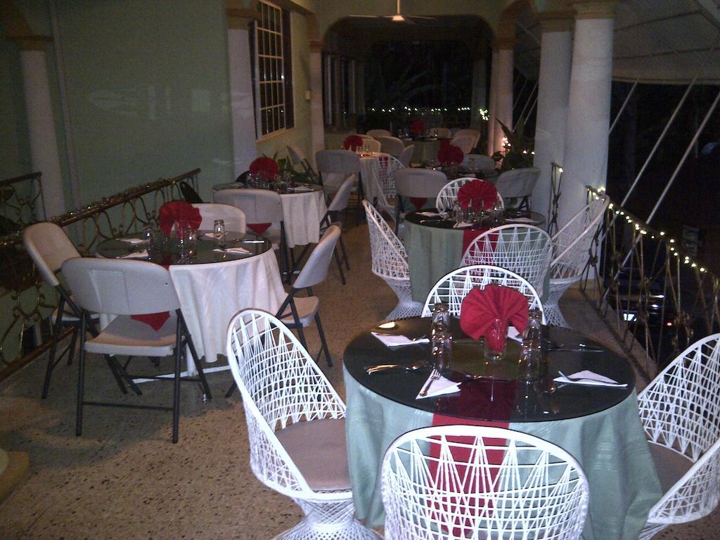 Palm Bay Guest House & Restaurant Teluk Montego Bagian luar foto