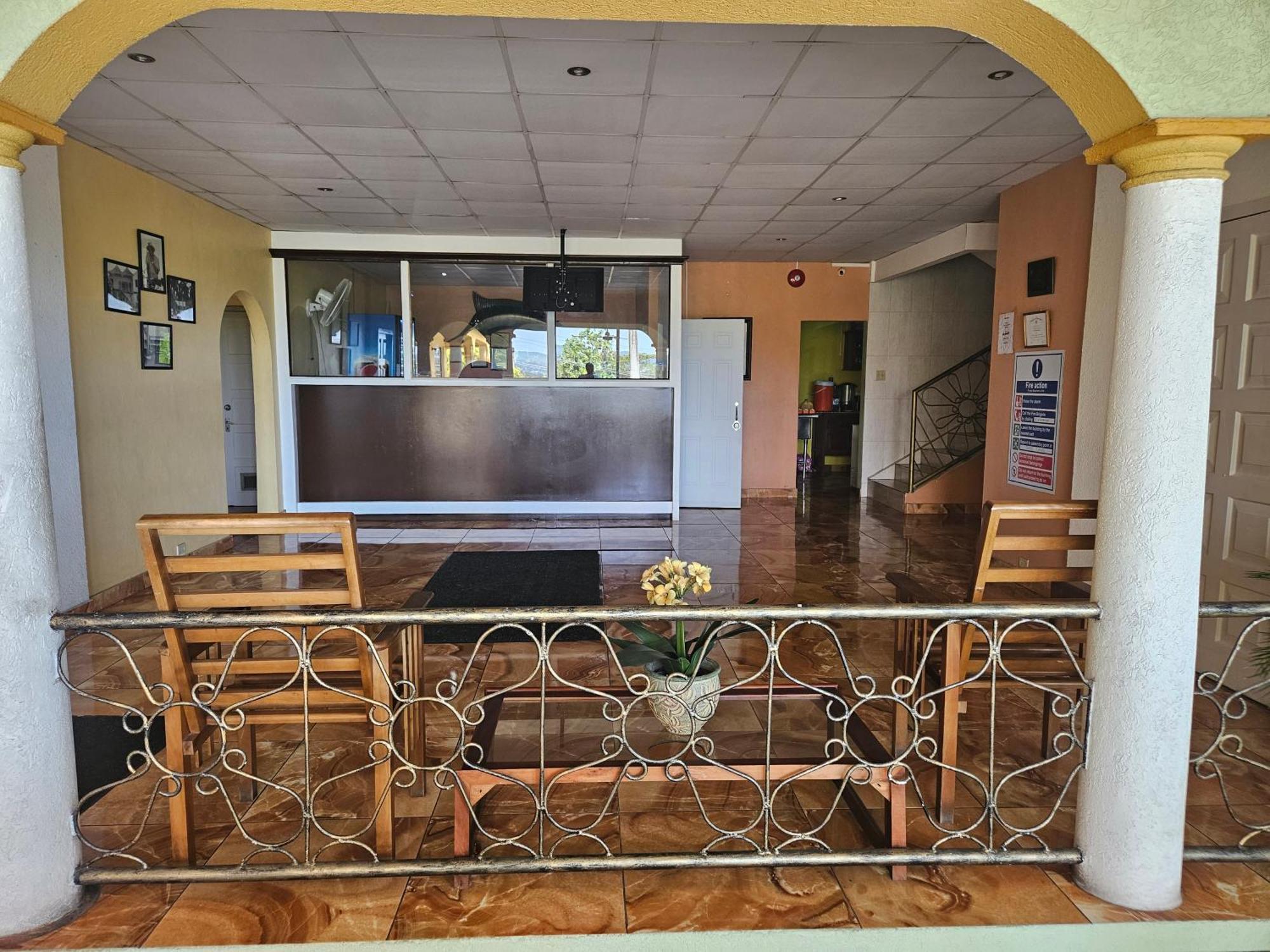 Palm Bay Guest House & Restaurant Teluk Montego Bagian luar foto