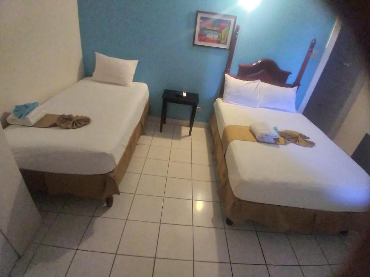 Palm Bay Guest House & Restaurant Teluk Montego Bagian luar foto