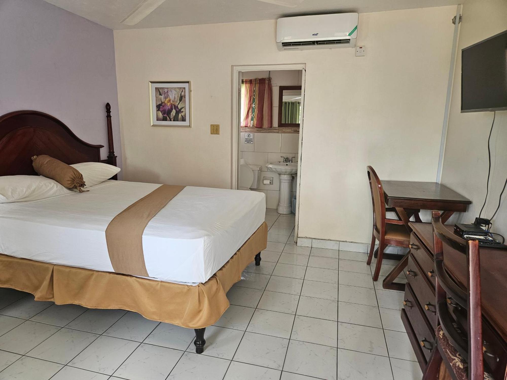 Palm Bay Guest House & Restaurant Teluk Montego Bagian luar foto