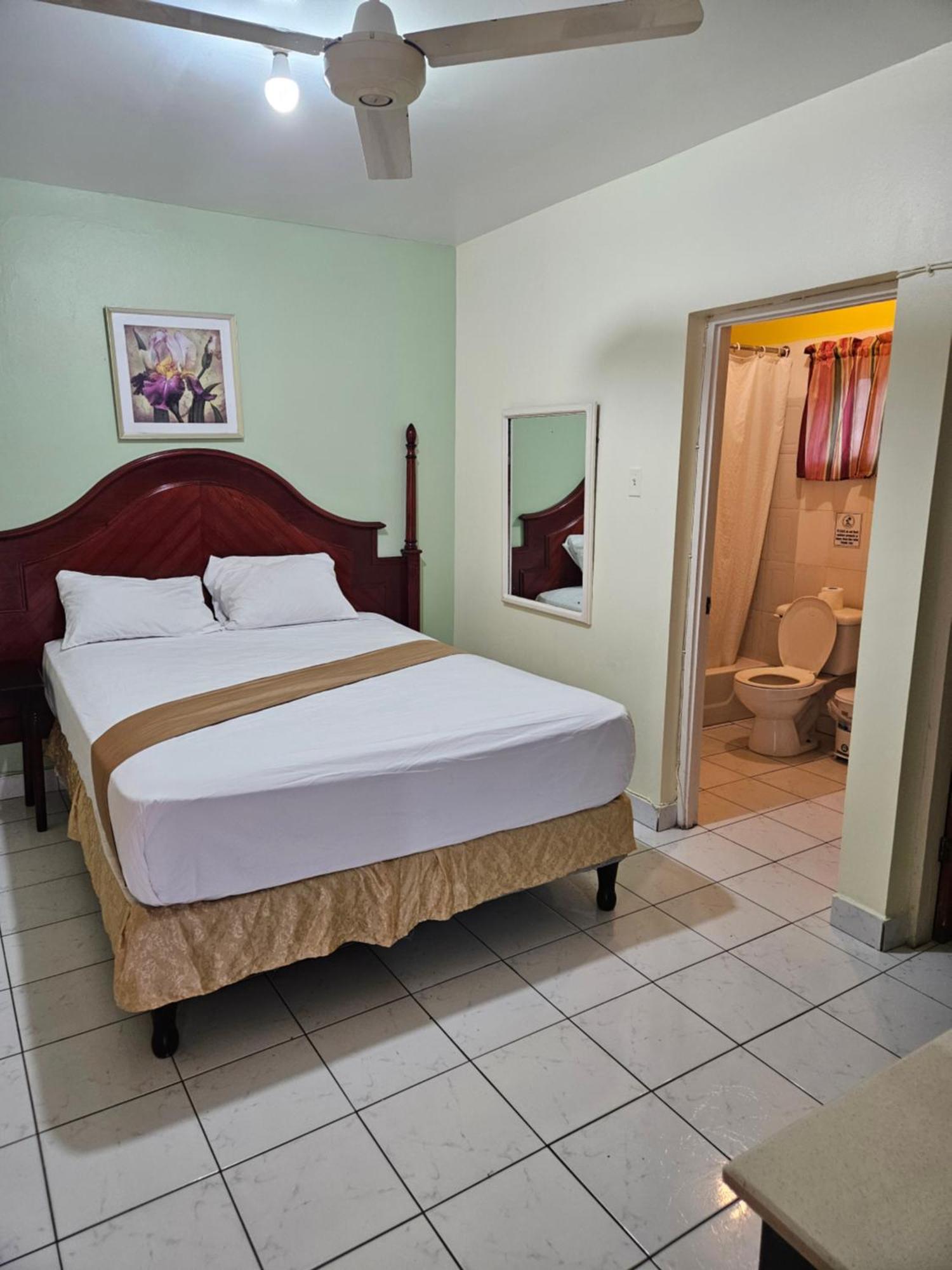 Palm Bay Guest House & Restaurant Teluk Montego Bagian luar foto