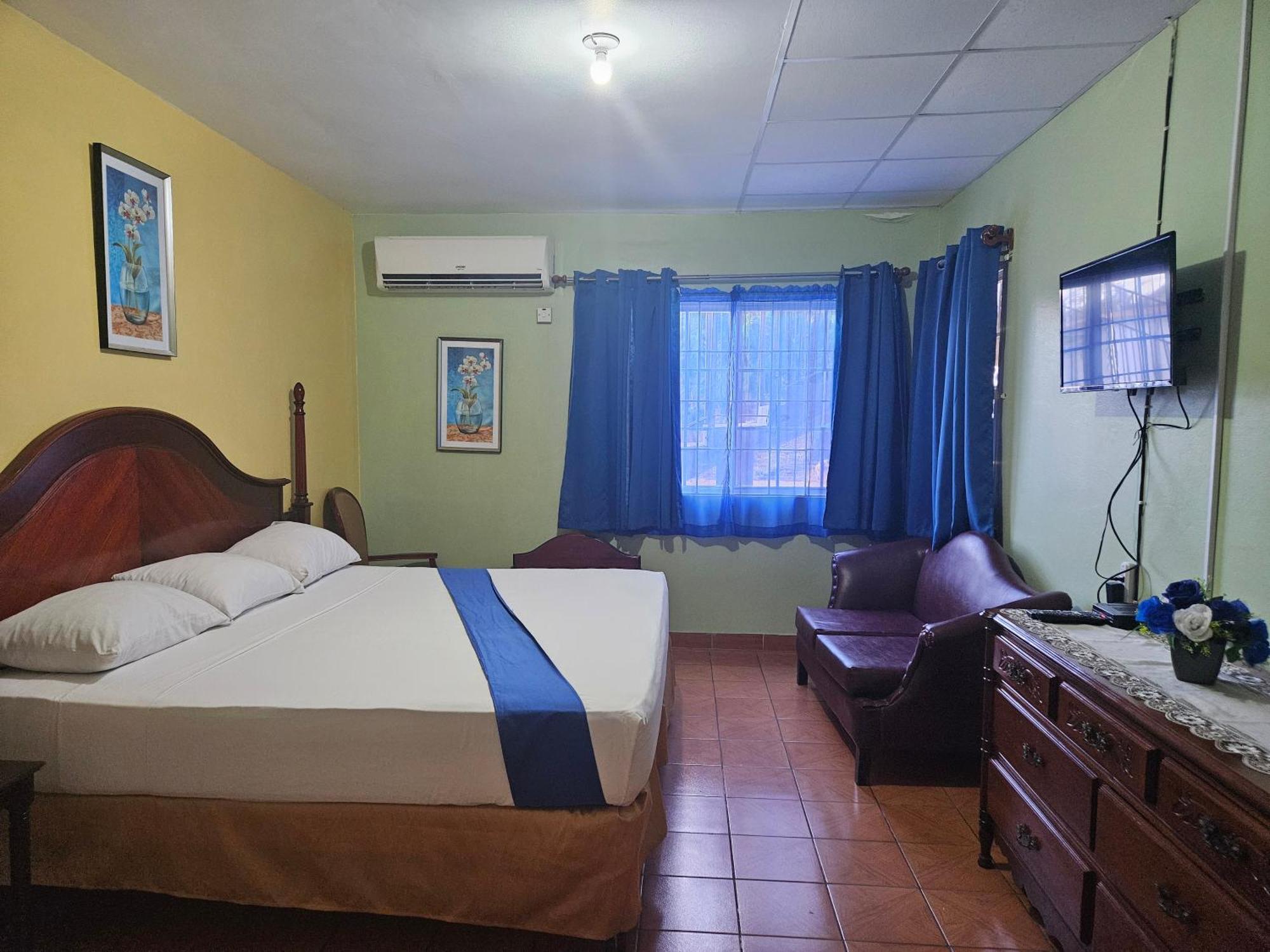 Palm Bay Guest House & Restaurant Teluk Montego Bagian luar foto