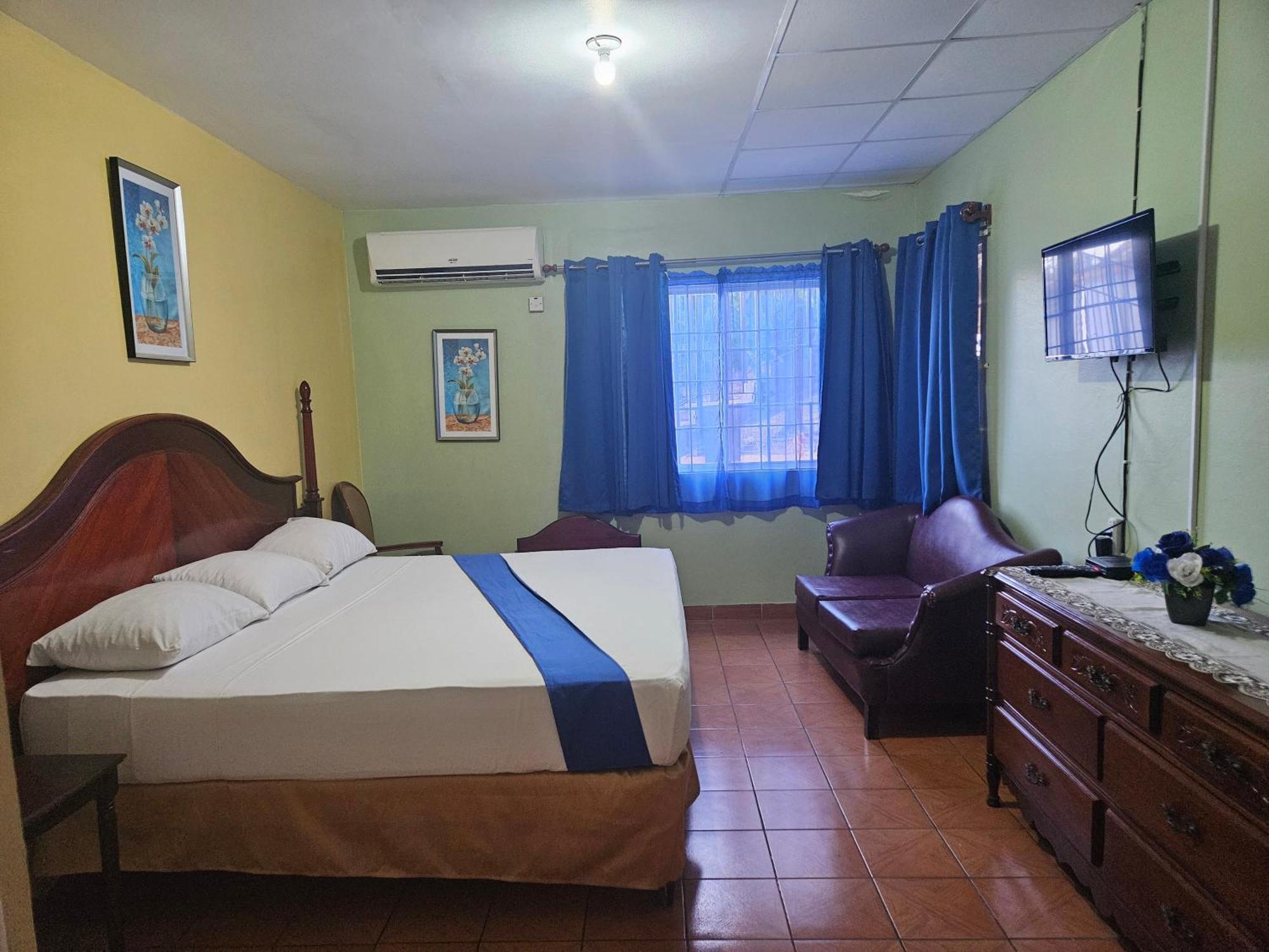Palm Bay Guest House & Restaurant Teluk Montego Bagian luar foto