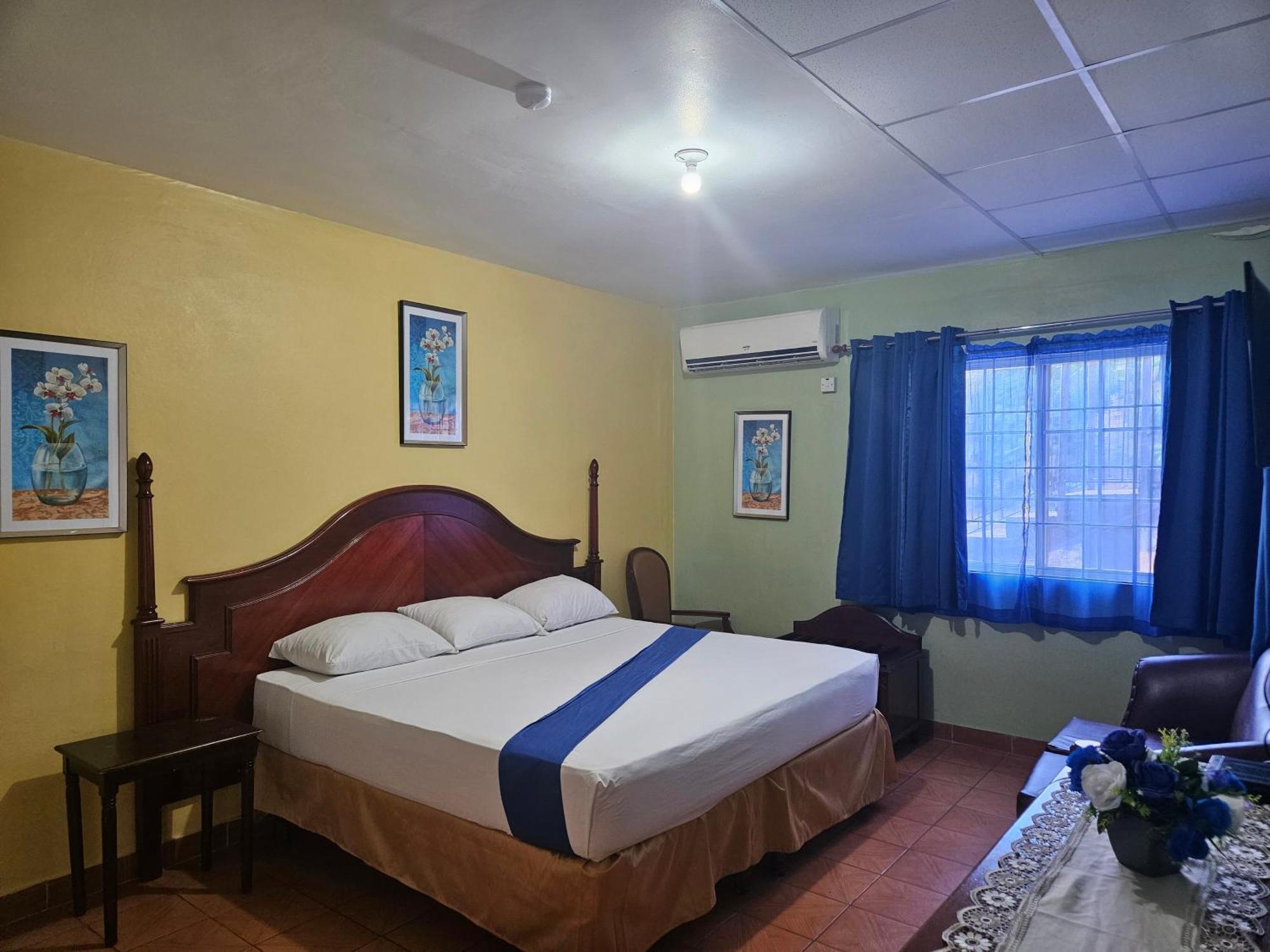 Palm Bay Guest House & Restaurant Teluk Montego Bagian luar foto