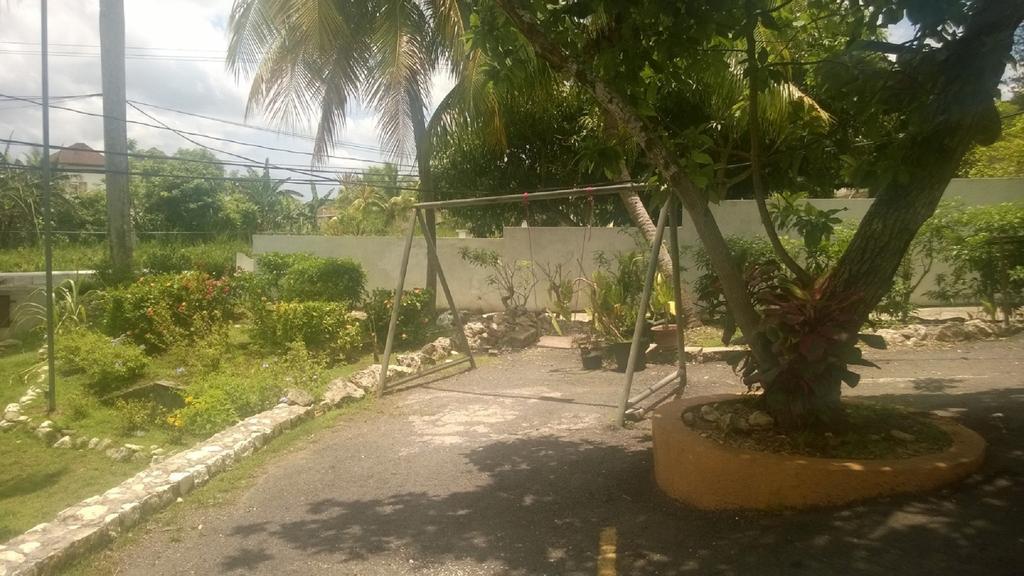 Palm Bay Guest House & Restaurant Teluk Montego Bagian luar foto