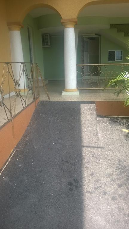 Palm Bay Guest House & Restaurant Teluk Montego Bagian luar foto