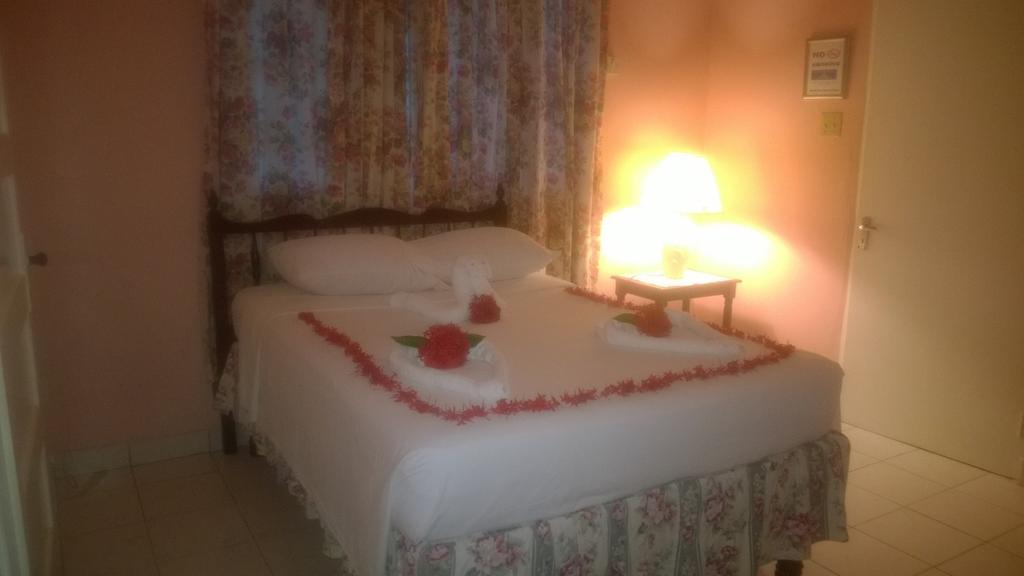 Palm Bay Guest House & Restaurant Teluk Montego Bagian luar foto