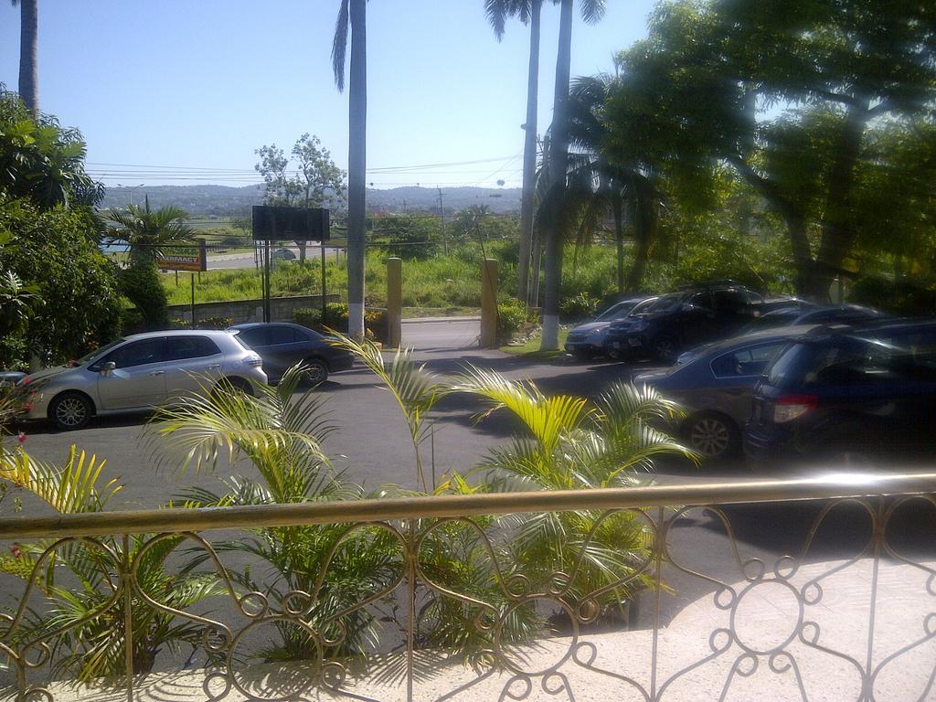Palm Bay Guest House & Restaurant Teluk Montego Bagian luar foto