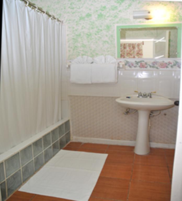 Palm Bay Guest House & Restaurant Teluk Montego Ruang foto