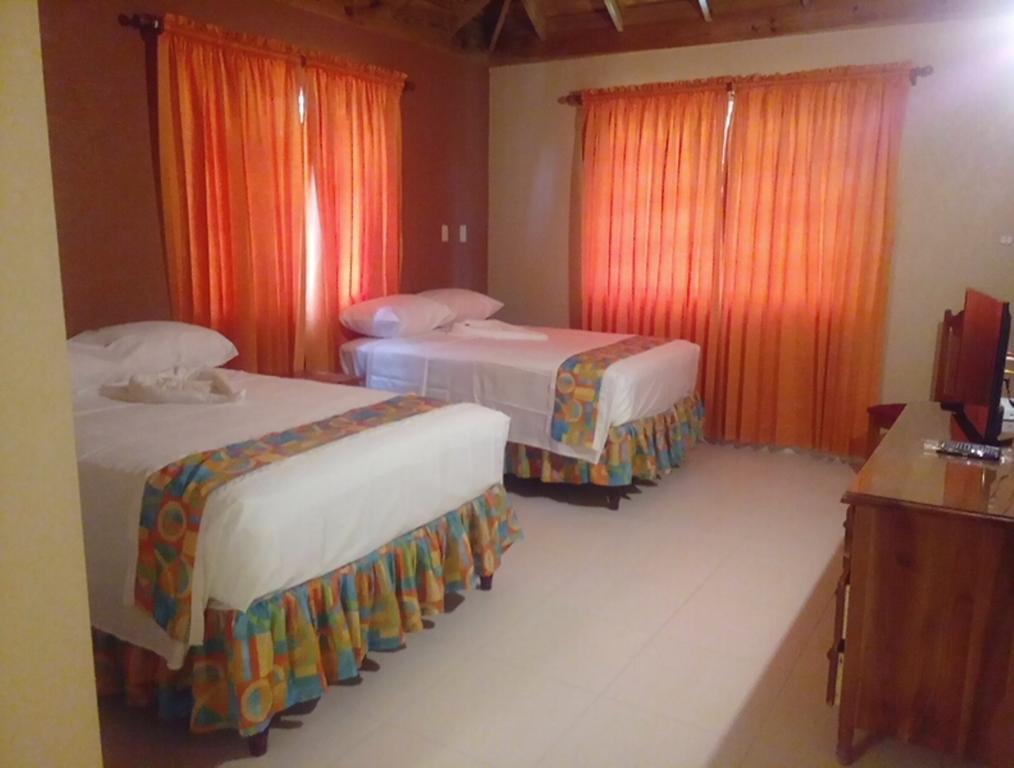 Palm Bay Guest House & Restaurant Teluk Montego Bagian luar foto
