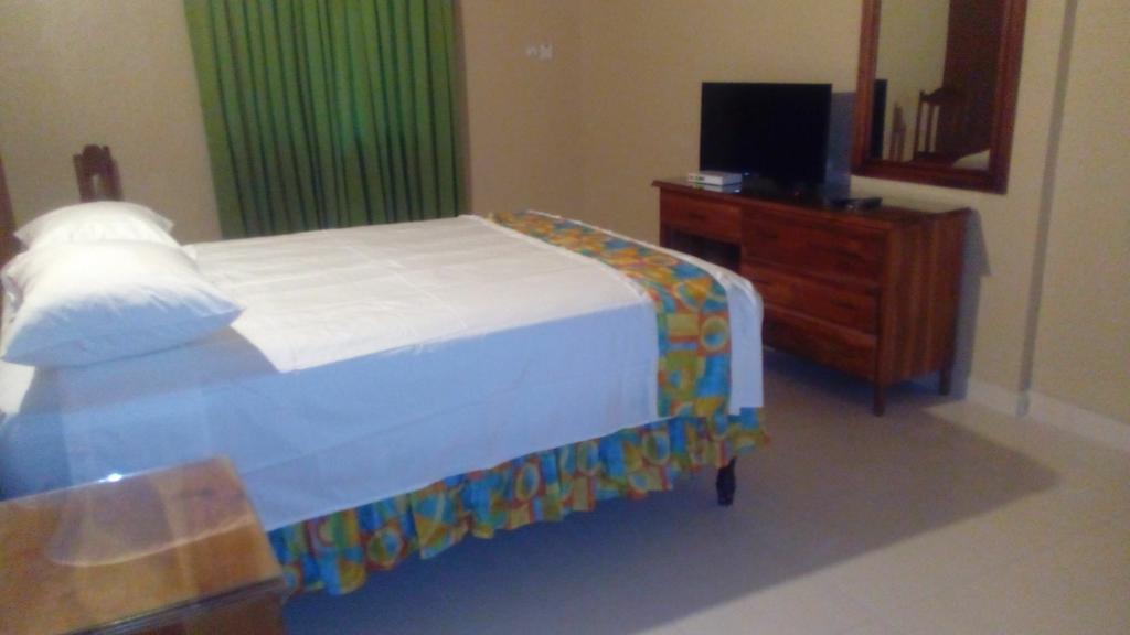 Palm Bay Guest House & Restaurant Teluk Montego Bagian luar foto