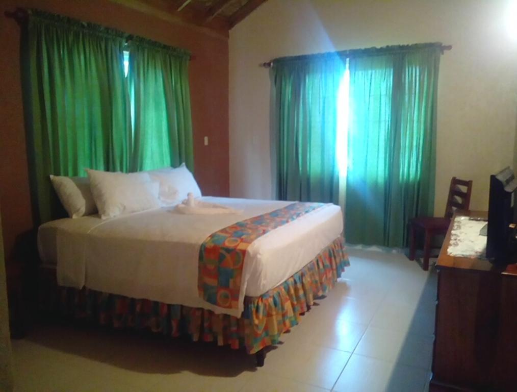 Palm Bay Guest House & Restaurant Teluk Montego Bagian luar foto