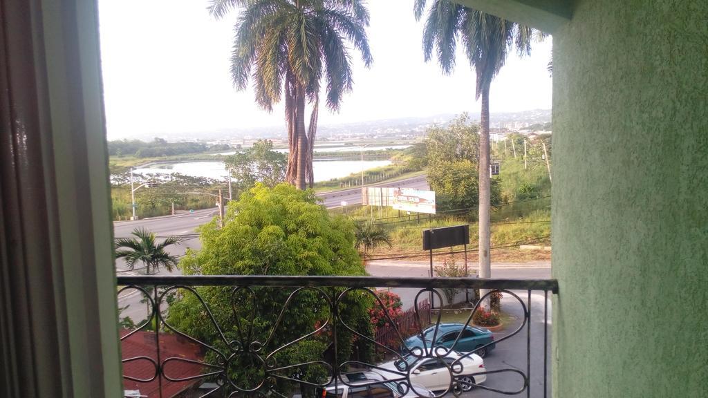 Palm Bay Guest House & Restaurant Teluk Montego Bagian luar foto