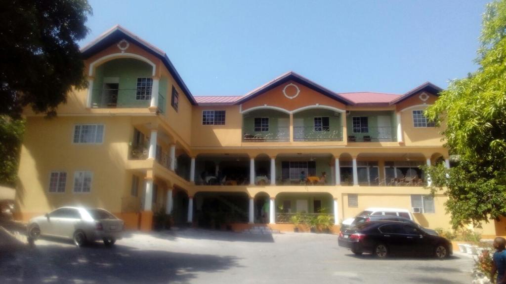 Palm Bay Guest House & Restaurant Teluk Montego Bagian luar foto