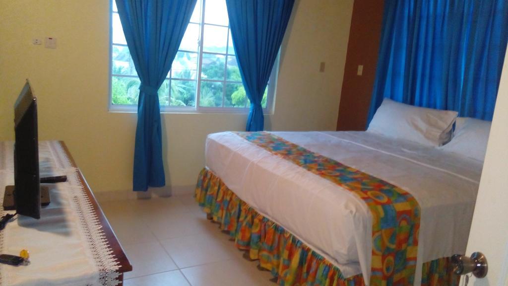 Palm Bay Guest House & Restaurant Teluk Montego Bagian luar foto