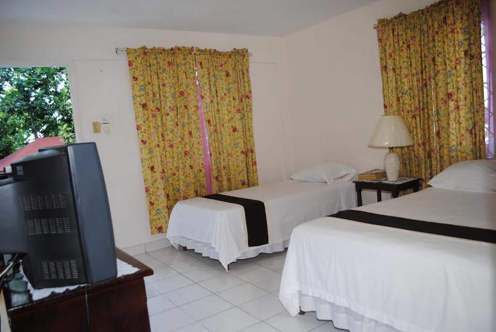 Palm Bay Guest House & Restaurant Teluk Montego Bagian luar foto