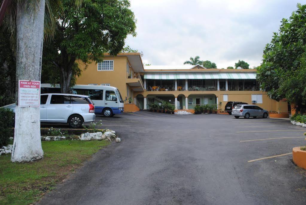 Palm Bay Guest House & Restaurant Teluk Montego Bagian luar foto